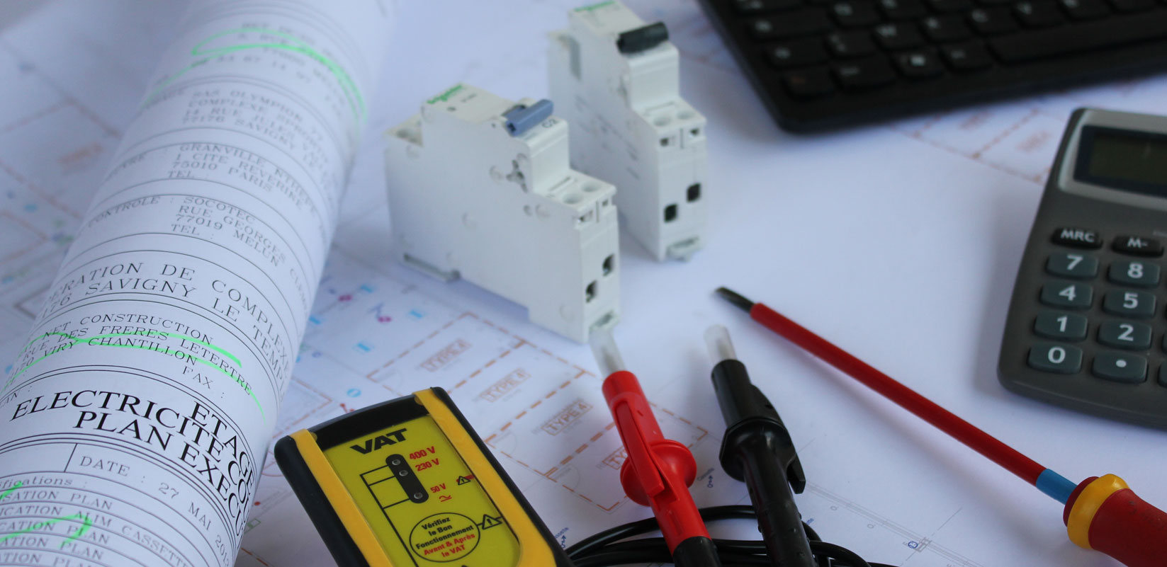 Électricien professionnel au travail